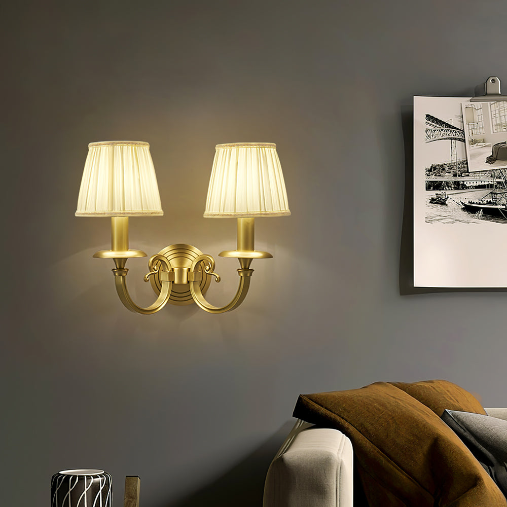 Vägglampa i kungligt guld