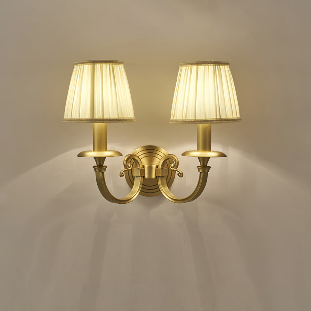 Vägglampa i kungligt guld