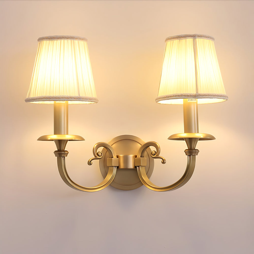 Vägglampa i kungligt guld