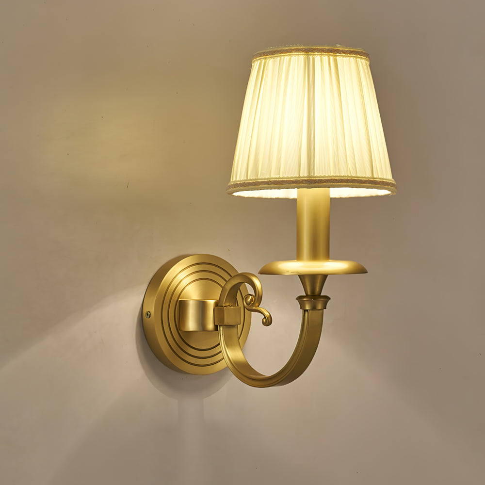 Vägglampa i kungligt guld
