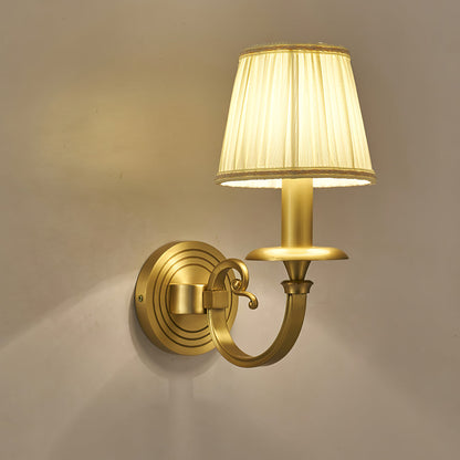 Vägglampa i kungligt guld