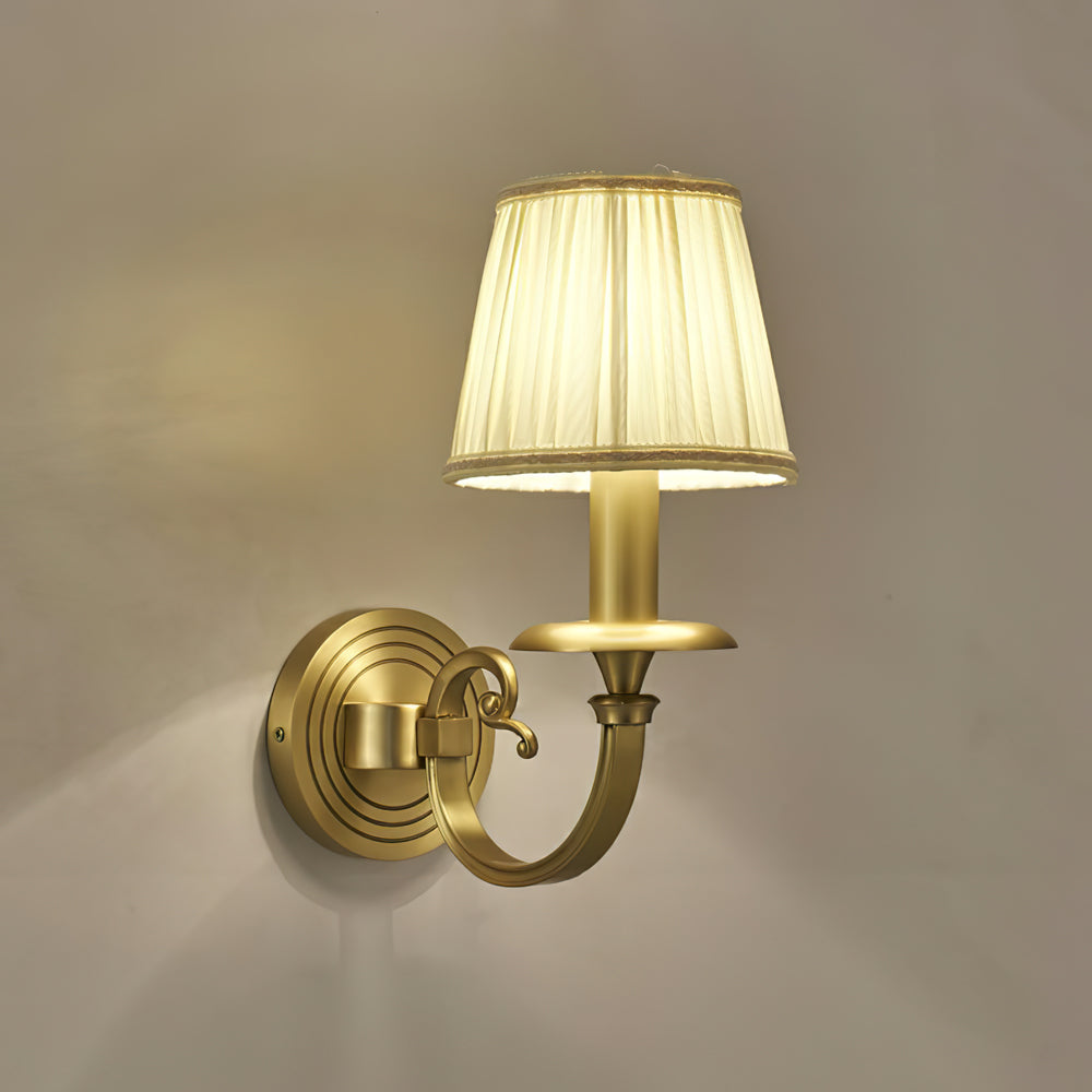 Vägglampa i kungligt guld