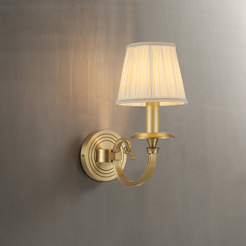 Vägglampa i kungligt guld