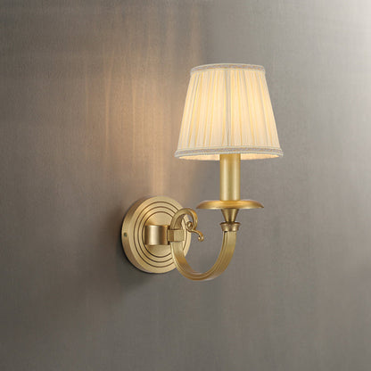 Vägglampa i kungligt guld