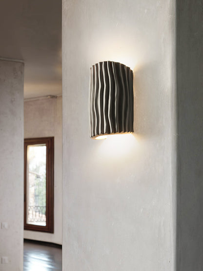 Vägglampa i harts