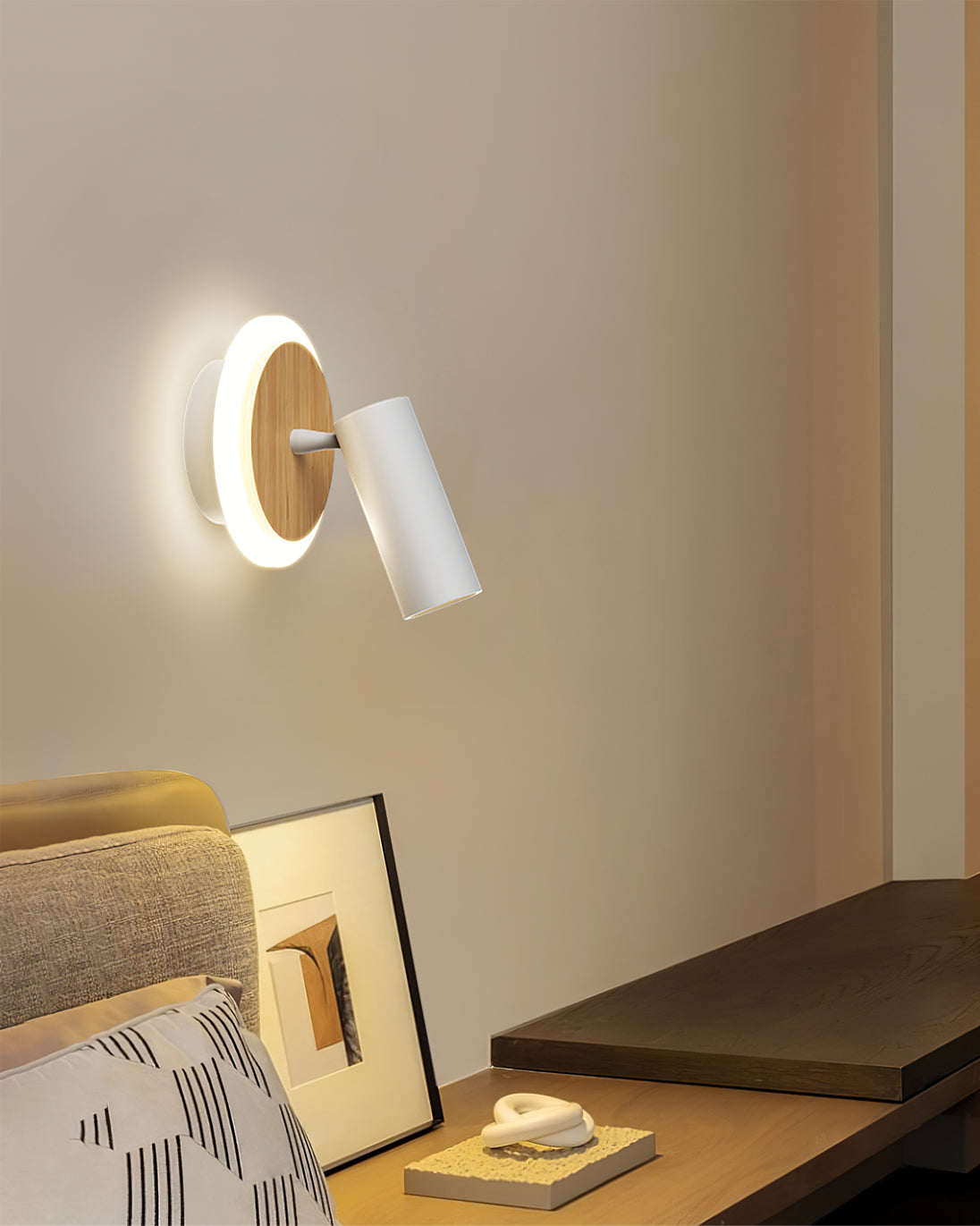 Vägglampa med justerbar spotlight