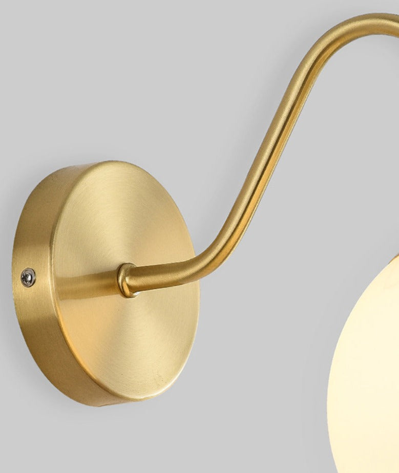 Nordisk vägglampa med glödlampa