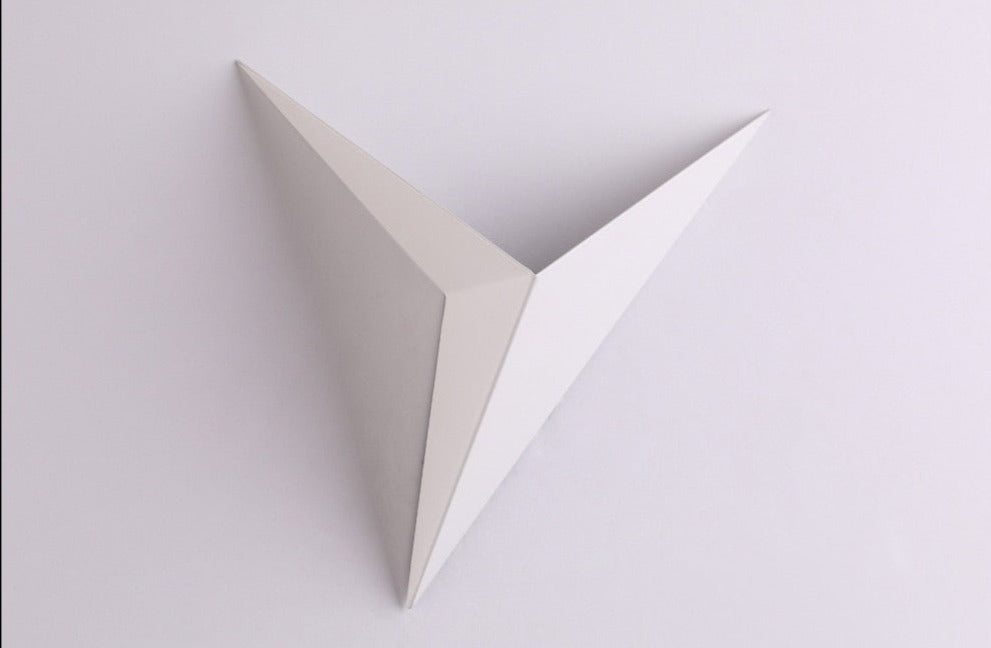 Triangel vägglampa