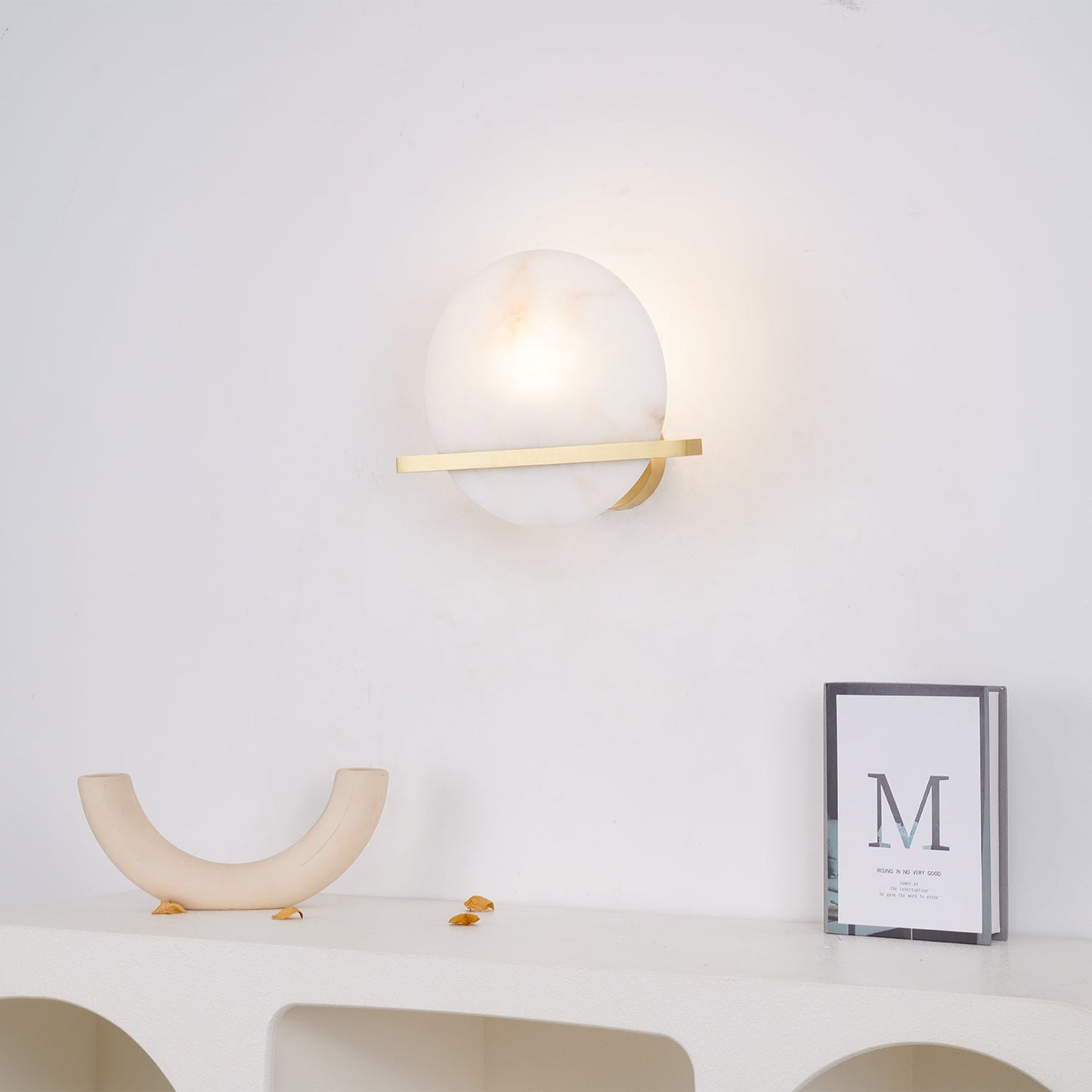 Vägglampa i marmor
